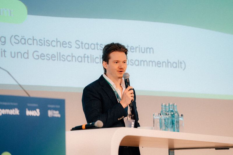 Martin Blaschka, Geschäftsführer der INNO3 GmbH, begrüßte die Teilnehmer im Namen des Veranstalters, gefolgt ... (Bild: WACH Studio GmbH)