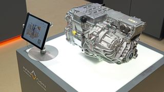 Die Antriebseinheit L300 zeigte Infimotion auf der IAA 2025. Es ist ein 3-in-1-System mit Ausrückmechanismus. Mittlerweile bietet der Zulieferer in China XX-in-1-Systeme an. (Bild: Vogel Communications Group/Stefan Hafen)
