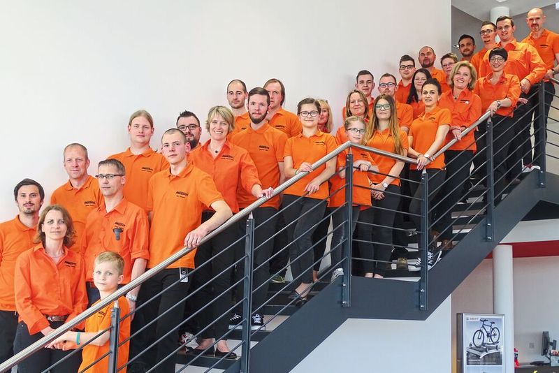 Insgesamt 28 Mitarbeiter hat das Autohaus Früchtl inzwischen, darunter fünf Azubis. (Bild: Autohaus Früchtl)