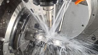 Die Mikron HSM 200U LP bei der Fünfachs-Simultanbearbeitung von Zahnprothesen. Diese werden präzise mit guten Oberflächen in einer hohen Bearbeitungsgeschwindigkeit hergestellt. (GF Machining)