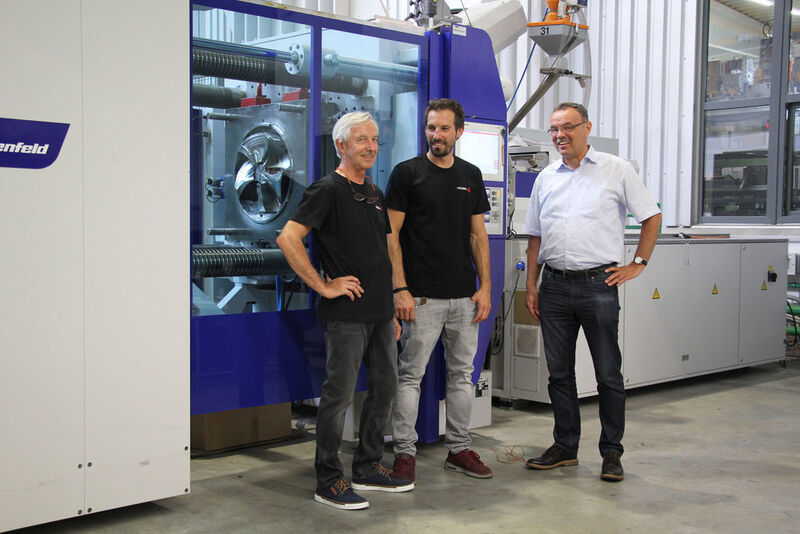 Von links: Joachim Fröbel und Sohn Tobias Fröbel mit Erwin Neugebauer von Wittmann Battenfeld vor der neu angeschafften „Macropower Combimould“.
 
 (Wittmann Battenfeld)