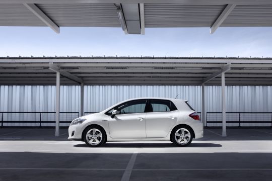 Der Auris Hybrid ist rund 2.500 Euro billiger als der Prius. (Archiv: Vogel Business Media)