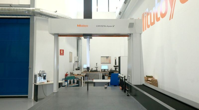 Crysta Apex V can measure parts up to three metres long with a volumetric precision of (4.5+8L/1000) μm (Source: Mitutoyo )