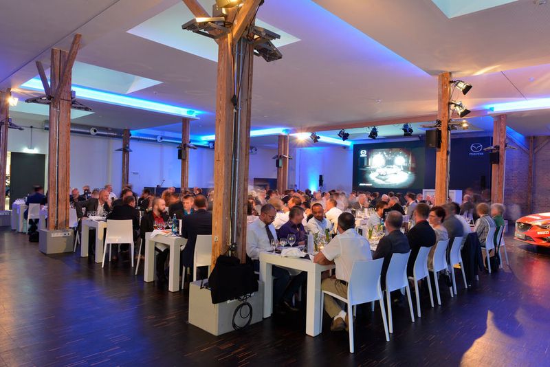 Rund 160 Gäste nahmen an der Abendveranstaltung in der Eventhalle des Museums teil. Sogar aus Australien waren Mazda-Klassik-Fans angereist. (Mazda)