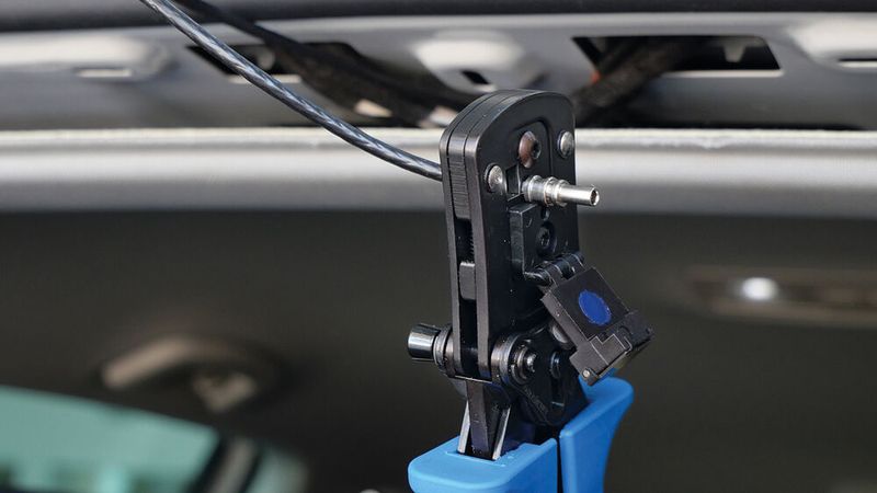 Auch für die spezielleren Fakra-Verbindungen, die unter anderem für GSM-Mobilfunk- und GPS-Antennen sowie bei Rückfahrkamera-Systemen genutzt werden, gibt es ein neues Reparaturset. (Bild: Gedore)