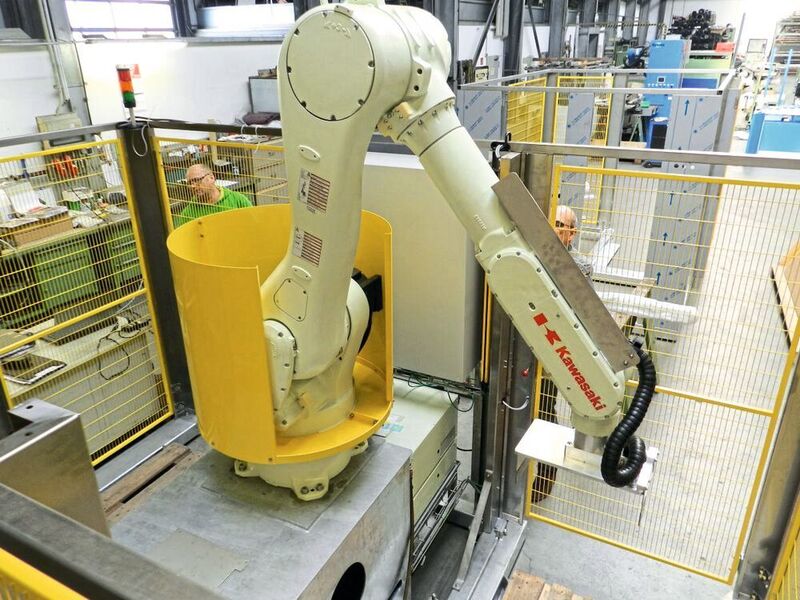 Der Kawasaki Roboter RD80N in der von Ecoma entwickelten Zelle. (Kawasaki Robotics)
