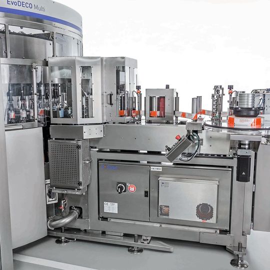 Das ergonomische Design des Evo DECO Roll-Fed-Etikettierers gewährleistet eine einfache Bedienung während der Produktion und Wartung.(Bild:  Sidel)