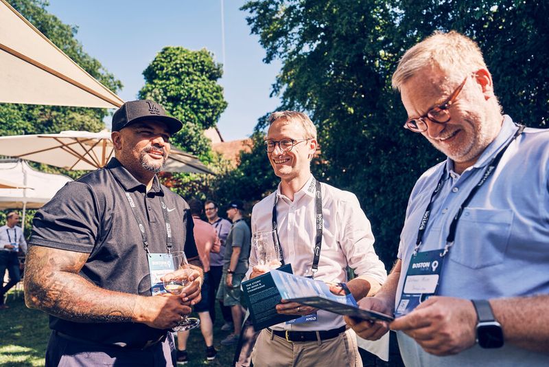 Fachsimpeln mit (v. l.) David Holliday (IT-BUSINESS), Georg Klauser (CEO Boston) und Dietmar Hinze von der Broadcom (Bild: Boston)