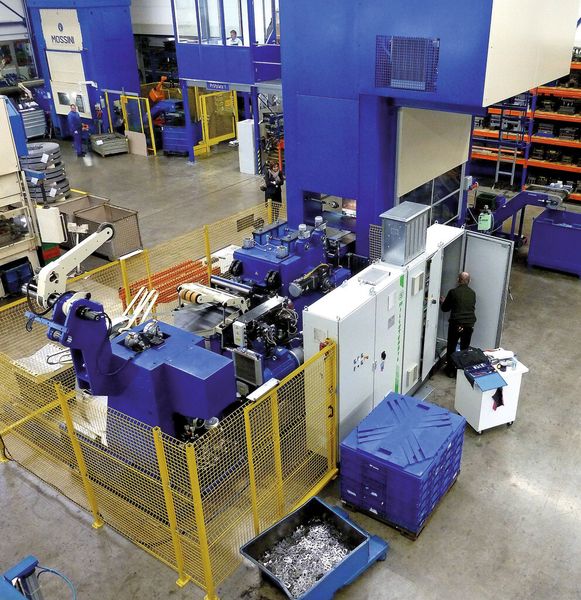 Blick auf die Gesamtanlage bei der PMS Pulverich GmbH in Haiger mit einer 400-t-Omera-Ross-Exzenterpresse und einer Millutensil-Bandanlage in Kurzbauform für 600 mm Bandbreite. (Bild: Kuhn)
