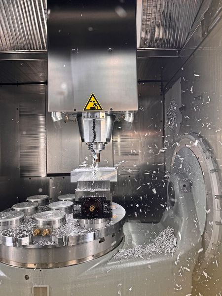 Die Bearbeitung von Leichtbau-Werkstoffen wie Aluminium und Al-Legierungen erfordert hochmoderne Werkzeuge und spezialisiertes Know-how. Beim Presse-Event in Tübingen gaben die Walter-Experten aufschlussreiche Einblicke in die Welt der Leichtmetallbearbeitung und zeigten interessante Innovationen der Walter AG. (Bild: Sonnenberg)