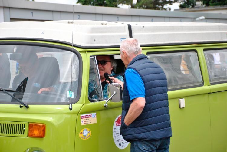 Eigentlich wollte Urban Priol ja mit seiner Citroën Dyane starten. Doch die Zündanlage der Französin streickte. „Kein Problem“ sagte sich Priol und sattelte flugs auf den teutonischen VW Bus um. (Dominsky)