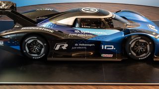 Neun Monate nach dem Sturm auf den Pikes Peak will VW mit dem ID R den Rundenrekord auf der legendären Nordschleife des Nürburgrings knacken. (VW)