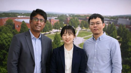 v.l.n.r.: Prof. Dr. Shoubhik Das, Dr. Yuman Qin und Dr. Peng Ren.(Source:  Universität Bayreuth)