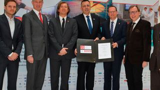 Gruppenbild nach Vertragsunterzeichnung v.l.n.r: Andreas Witschnigg (Projektleiter, RCPE GmbH) Harald Kainz (Rektor, TU Graz) Johannes Khinast (Scientific Director, RCPE GmbH) Matthias Müller (Senior Vice President Engineering, Robert Bosch GmbH, Packaging Technology, Business Unit Pharma) Thomas Klein (Business Director, RCPE GmbH) Christian Buchmann (Wirtschafts-Landesrat, Land Steiermark) Christian Gebauer (Projektleiter, Robert Bosch GmbH, Packaging Technology, Business Unit Pharma) (Bild: Bosch)