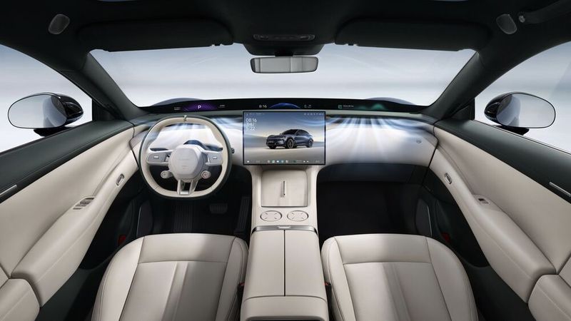 Das puristische Cockpit wird von einem großen Bildschirm dominiert. (Bild: Xiaomi)