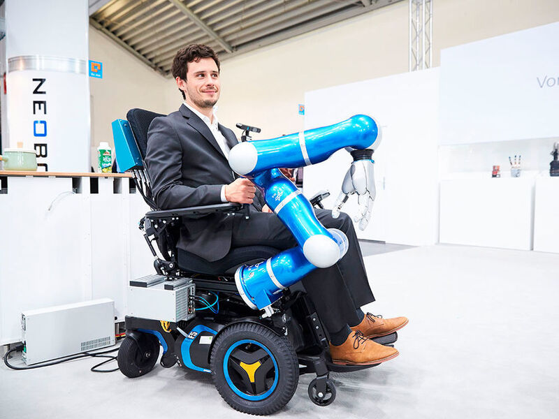 Das DLR zeigt im Servicerobotik-Showparkt auf der Automatica 2016, wie ein Roboterarm am Rollstuhl behinderten Menschen das Leben erleichtern kann. (Messe München)