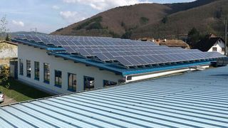 Photovoltaikanlage der Becker & Müller Schaltungsdruck GmbH: Mit erneuerbaren Energien lassen sich sehr gute Ergebnisse erzielen und der Bedarf an „klassisch“ produzierter Energie deutlich reduzieren.  (Becker & Müller)