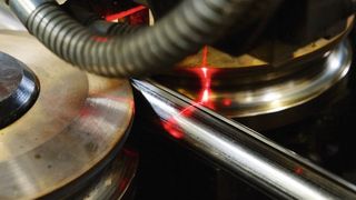 Bild 1: Das Laserschweißsystem für die Rohre verfügt über ein Sensorsystem für die Schweißspalt-Lageerkennung. (Bild: Rofin)