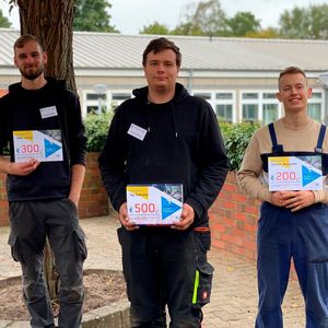 Die Sieger des Leistungswettbewerbs in Schleswig Holstein: (v. li.) Phillip Schramm, Nord-Ostsee-Automobile, Eckernförde, Kay Friedrichsen, Autocentrum Lass GmbH & Co. KG, Husum, und Christian Baumgärtner, Brinkmann GmbH, Geesthacht.(Bild:  Kfz-Schleswig-Holstein)