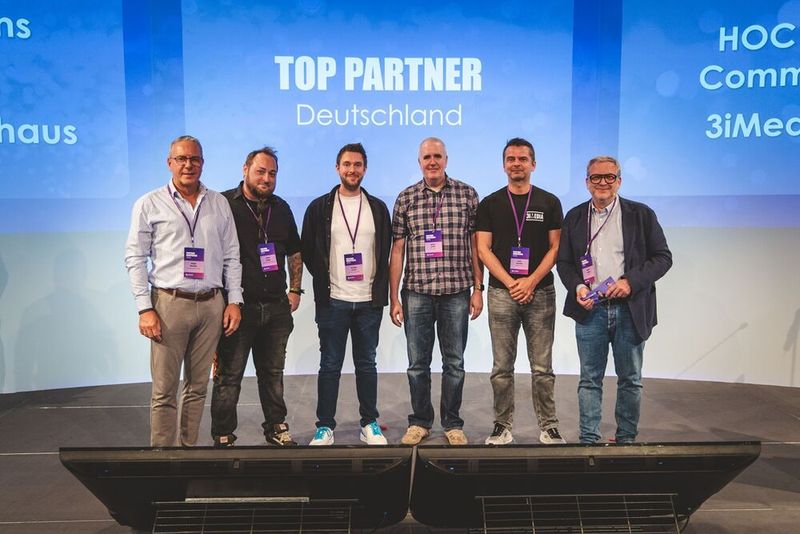 Die „Top Partner Deutschland“ (v. l.): Holger Molzahn ITKNet Solutions GmbH, André Plenge, Cubeoffice GmbH & Co. KG, Dominik Jacobs, Team-IT Systemhaus GmbH, Rainer Schild, HOC GmbH, Frank Schmidt, 3iMedia GmbH und Marco Crueger (Enreach) (Bild: Studio Fritsch)