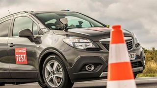 Die Sicherheit auf trockener Fahrbahn geht zu einem Drittel in die Gesamtnote ein. (GTÜ)