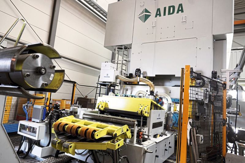 Die zweite Aida-Servopresse mit Abwickelhaspel, Richtmaschine, Abfallblechentsorgung sowie Beölung von Millutensil. Beide Pressen sind inzwischen jeweils zweischichtig ausgelastet und produzieren prozesssicher und prozessstabil mit hoher Qualität. (Bild: Pergler Media)