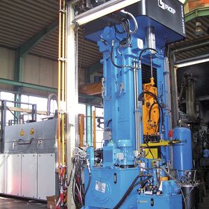 Die Schmiedelinie ermöglicht die Massenproduktion von Bauteilen aus dem leichtesten aller metallischen Konstruktionswerkstoffe.