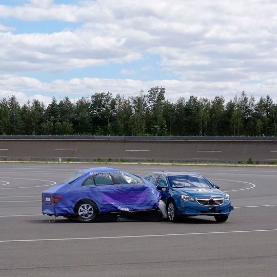 Der externe Airbag bildet eine zweite Knautschzone, die die Unfallfolgen deutlich abmildert.(Bild:  Jan Rosenow/»kfz-betrieb«)