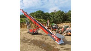 Das raupenmobile Band MFB 30/120K ermöglicht Abwurfhöhen bis knapp 13 m. (Bild: © Moerschen)