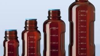 Sichere Aufbewahrung von lichtempfindlichen Substanzen mit dem braungefärbten Duran Youtility Laborflaschensystem (Bild: Duran Group)