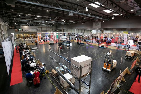 Beim bisher größten Setting des AGV Mesh-Up zur Erprobung der VDA-5050-Schnittstelle beim Test Camp Intralogistics in Dortmund (Ifoy) wurde mit der Version 2.0.0 der neuen Norm gefahren, die den aktuellen Entwicklungsstand abbildet.(Bild:  VDMA)