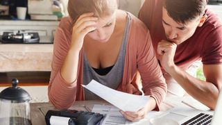 Schlimm genug, wenn das Konto gepfändet wird. Ab 1.7.2025 steigt die Pfändungsgrenze. Hat der Arbeitgeber trotzdem zu wenig überwiesen, können Arbeitnehmer diesen Betrag nachfordern. (Bild: wayhomestudio - freepik.com)