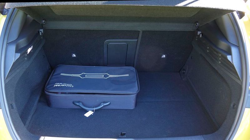 Der relativ kleine Kofferraum (352 Liter) muss auch das Ladekabel fassen.  (Bild: Rosenow – »kfz-betrieb«)