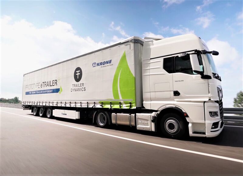 Dieser Lkw wird über einen E-Trailer von Trailer Dynamics in Sachen Nachhaltigkeit beim Fahren unterstützt. DB Schenker hat mit dem Unternehmen und mit der Krone-Nutzfahrzeug-Gruppe nun einen Kooperationsvertrag unterzeichnet, um seine Lkw-Flotte „grüner“ werden zu lassen.