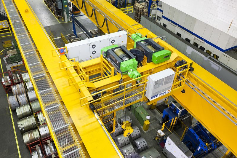 Die Schaltkästen für Kransteuerung und Frequenzumrichter wurden so konstruiert, dass sie auf der Laufkatze Platz finden. (Bild: Stahl Cranesystems)