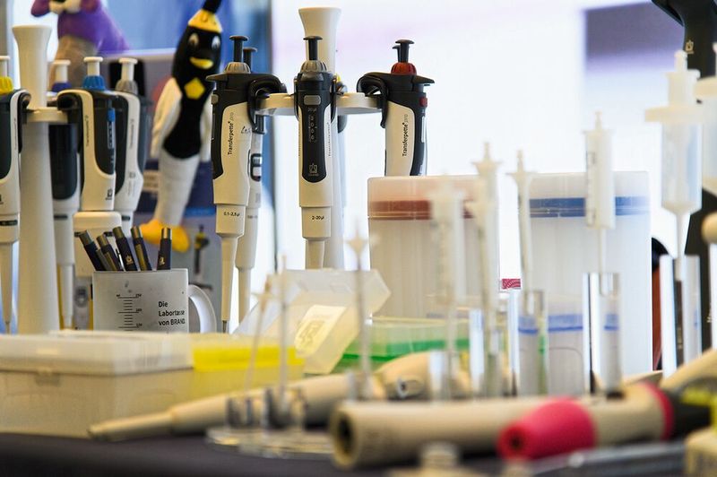 ... und natürlich Pipetten. Jede Menge Pipetten.   Mehr Infos zu den kommenden LAB-SUPPLY-Messen finden Sie auf www.lab-supply.info (Bild: Stefan Stark)
