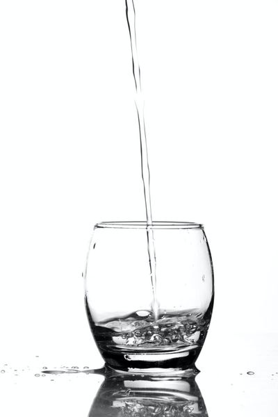 Auch unerlässlich: Genügend trinken. Gerade in der Hitze sollte man bis zu einem Liter zusätzlich trinken. Arbeitgeber können ihren Mitarbeitern Getränke zu Verfügung stellen. (gemeinfrei)