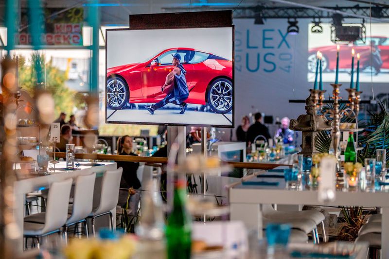 Hochwertige Lackmöbel im reduzierten Design ersetzten konventionelle Banketttische. (PK | Fotografie www.pkfotografie.com Philipp Kirschner)