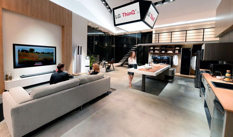 Mit LG ThinQ bekommt „lebenslanges Lernen“ eine ganz neue Bedeutung. Produkte, die auf der DeepThinQ-Plattform entwickelt wurden, bilden sich mit Hilfe von Cloud-Servern weiter. Diese Lernfunktion ermöglicht es den KI-Produkten von LG, nicht nur ihre externen Umgebungen, sondern auch die Verhaltensmuster ihrer Kunden zu verstehen. So lernt die LG-ThinQ-Klimaanlage beispielsweise das Wohnverhalten der Kunden im Laufe der Zeit und kühlt den Raum automatisch auf die vom Nutzer bevorzugte Temperatur ab. (Bild: LG electronics)