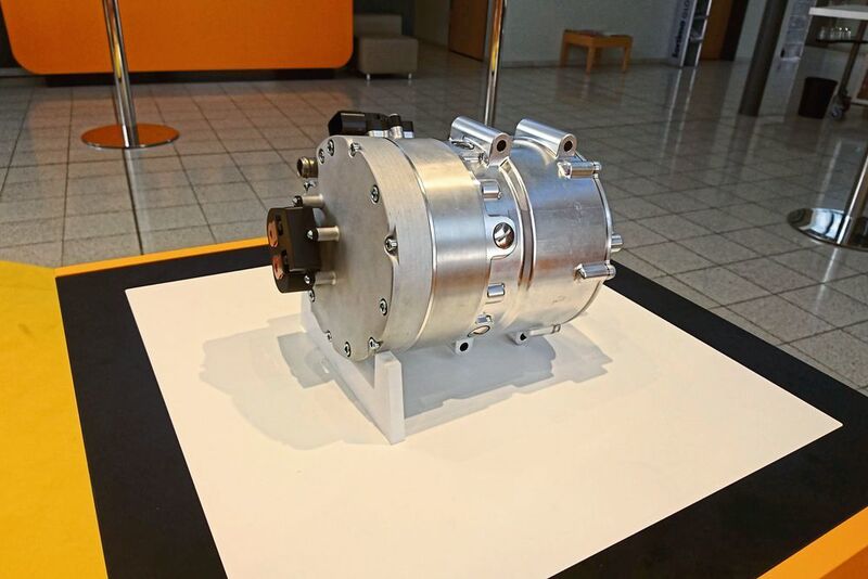 Kaum größer als eine Lichtmaschine: Der 48-Volt-E-Motor von Continental. (Sven Prawitz/»Automobil Industrie«)