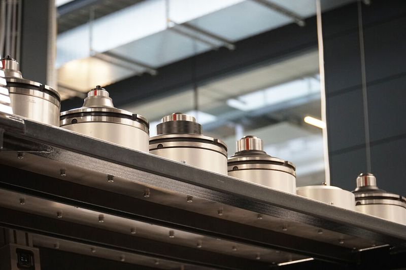 Die vorgerüsteten Spanndorne liegen für den automatisierten Spannmittelwechsel bereit. (Bild: Hainbuch)