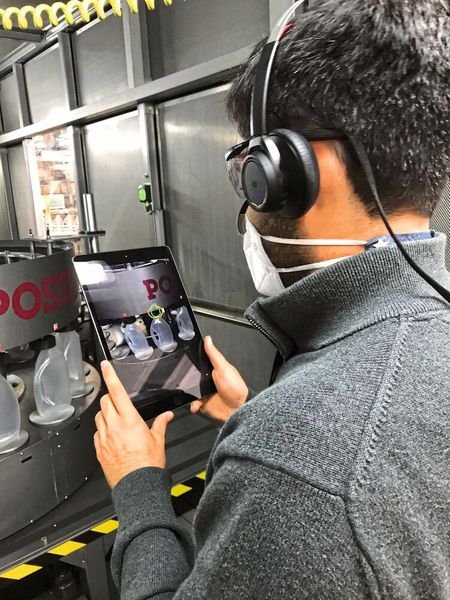 Who you gonna call? Remote- Assistance-Lösungen wie Vuforia Chalk (hier im Einsatz bei Henkel) bringen Expertise ins Feld. (Bild: PTC/Henkel)