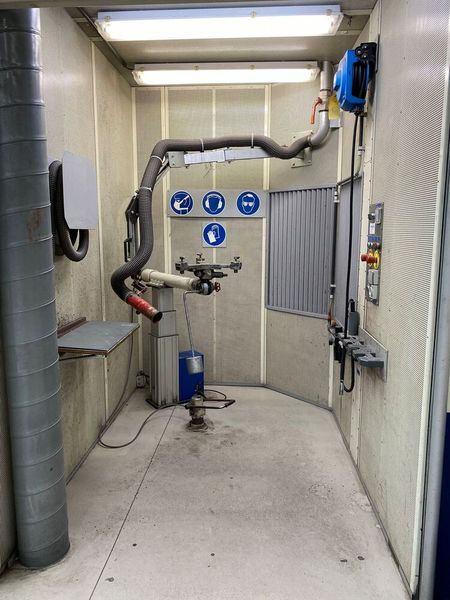 In Sachen Schweißkabinen – hier die Innenansicht einer solchen – werden gleich drei Stück in der aktuellen Surplex-Auktion angeboten. (Bild: Surplex)