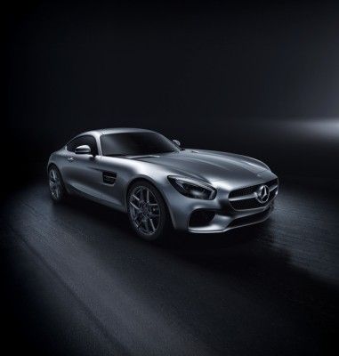 Red Dot Award 2015 für Mercedes-AMG GT: Eine besondere Herausforderung im Design von Fahrzeugen liegt immer auch darin, eine angemessene Form für innovative Konzepte der Motorisierung zu finden. Der Mercedes-AMG GT ist gestaltet mit Proportionen, die ihm eine starke Ausdruckskraft geben und gekonnt seine fahrtechnischen Möglichkeiten widerspiegeln. Eine gestalterische Einheit aus bewusst überspannten Flächen, einer kuppelförmig gespannten Dachlinie sowie rahmenlosen Türen verleiht diesem Sportwagen eine skulpturale Anmutung. Emotionalisierend wirken seine breiten Schultern und eine schmal gehaltene Heckleuchtengrafik. Das Interieur führt diesen Eindruck auf stimmige Weise fort, wobei es ein ebenso hohes Maß an Emotion und sinnlicher Klarheit verkörpert. Die puristische, die hochentwickelte Technik gut visualisierende Gestaltung der Anzeigen passt perfekt zu den verwendeten hochwertigen Materialien. Eine edel anmutende Wirkung haben auch die Sportsitze und das Lenkrad. Der Fahrer erlebt Präzision und eine Umgebung, bei der sorgfältig auf jedes Detail geachtet wurde. Eine Maxime, die sich auch an den Bedienelementen der AMG Drive Unit zeigt: Im Stil von acht Zylindern in V-Anordnung platziert, unterstreichen diese den kräftigen und technischen Ausdruck der Mittelkonsole. In der Verknüpfung kraftvoll modellierter Flächen und fließender Linien entstand damit ein Sportwagen, der überaus gelungen seine Zielsetzung, eine Verbindung von Schönheit und Intelligenz, realisiert.  (Bild: Red Dot / Daimler)