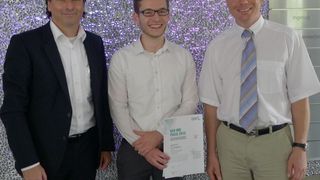 Fototermin zur Preisübergabe (v.l.): Michael Muhsal (Projektleiter IWL), Student und Preisträger Marcus Stursberg und Prof. Dr. Hartwig Baumgärtel (Hochschule Ulm). (Bild: Dr. Horn)