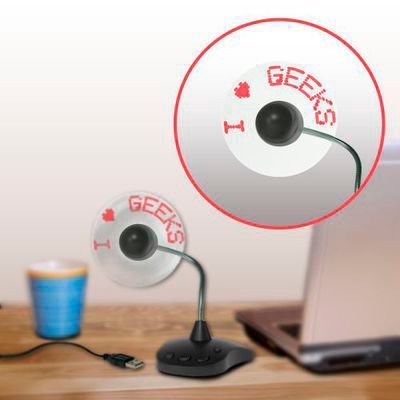 Bei www.monsterzeug.de gibt es den USB-LED-Ventilator, bei dem man kleine Nachrichten einprogammieren kann, die dann auf den Rotorblättern angezeigt werden. Kostenpunkt: 19,95 Euro (www.monsterzeug.de)
