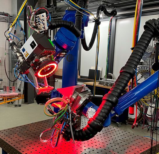 Bild 3: Hochflexibles Laserstrahl-Scannerschweißen mit zwei kooperierenden Robotern. (Bild: Fraunhofer IWU)