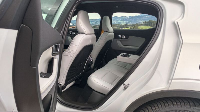 Platz ist in der zweiten Reihe ausreichend. Für Menschen über 1,90 Meter Größe wird´s an den Knien etwas eng, wenn vorne ein großer Fahrer sitzt. (Bild: Thomas Günnel/Automobil Industrie)