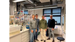 Projekttreffen im Labor von Likat, wobei es um die Gewinnung von Wasserstoff aus Ameisensäure ging. Von links: Dr.-Ing. Florian Kohler, Dr. Hendrik Kempf und Alexander Heidenreich (alle Oxfa GmbH), und Dr. Henrik Junge. (Bild: Oxfa / Kohler)