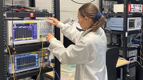 Spektrumanalysator: Elektrische Verbindungen können bei hohen Datenraten und kurzen Übertragungsstrecken an physikalische und thermische Grenzen stoßen. Deshalb gewinnen optische Interconnects für die Datenübertragung innerhalb von Rechenzentren an Bedeutung. (Bild: Yokogawa)